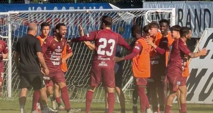 Il Pontedera festeggia la prima vittoria Il Pontedera festeggia la prima vittoria